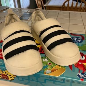 Men’s Adidas puffylette size 9